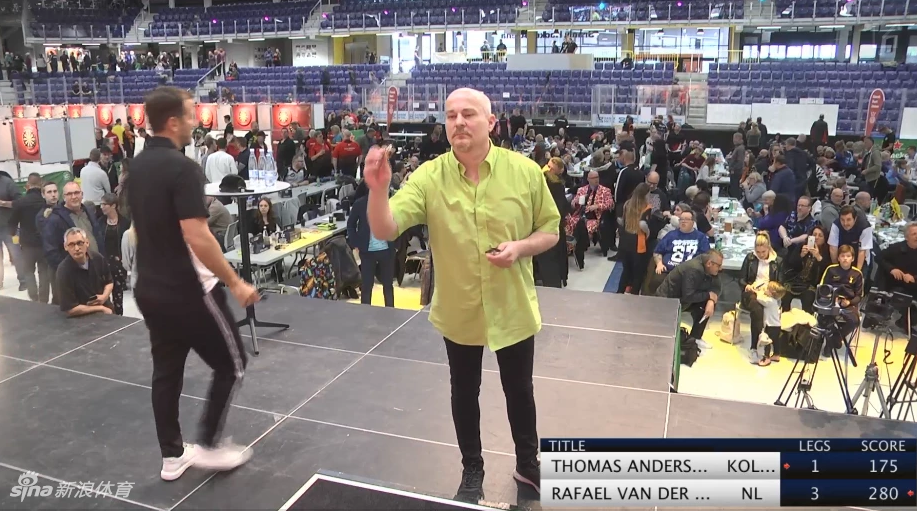范德法特目光如炬，手中的飞镖如同利箭般蓄势待发，展现出顶级运动员的专注力