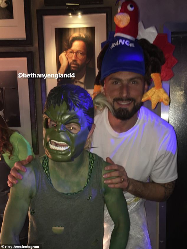 大卫·路易斯本人与几位密友的合影，他身着便装，脸上洋溢着标志性的灿烂笑容，身后的生日气球和派对装饰清晰可见，氛围温馨又热烈。