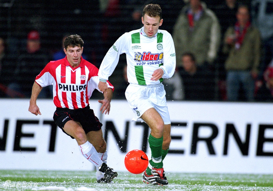 罗本在右边路拿球内切，眼神如鹰隼般盯着球门，他的光头因为高速奔跑渗出细密汗珠，对方后卫慌乱中伸出腿却只能踢到空气，这一刻仿佛时空凝固，只剩下那道经典的白色弧线。