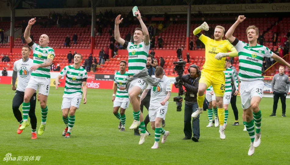 一位年轻的凯尔特人小球迷骑在父亲的肩膀上，他身穿着凯尔特人7号球衣，脸上涂着绿色的油彩，双手指向球场内正在庆祝的球员们，眼睛里闪烁着崇拜与喜悦的光芒。