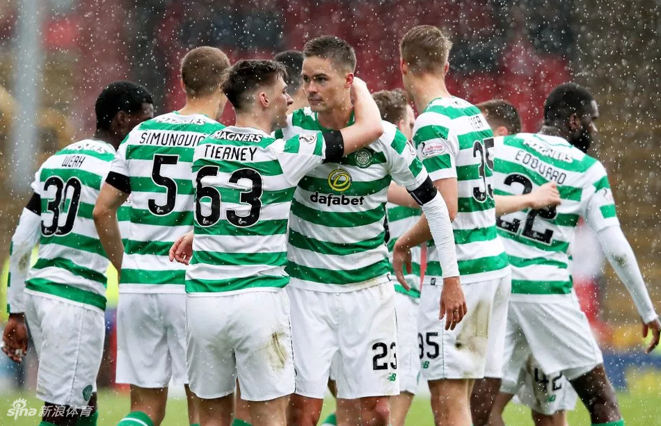 主教练被弟子们高高抛向空中，他面带笑容张开双臂，仿佛在拥抱这个属于全队的荣耀时刻。周围是跃动的球员和教练组成员，背景里巨大的电子比分牌清晰地显示着3-0的最终比分。