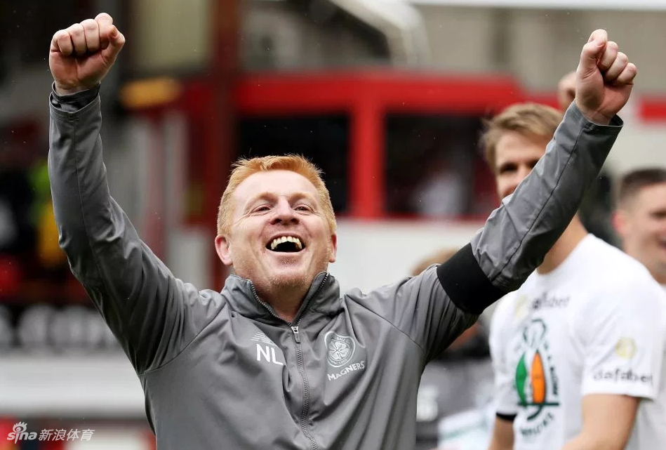 一面巨大的凯尔特人队旗在看台上传递，旗帜上绣着醒目的数字“8”，象征着刚刚达成的八连冠伟业。旗帜下方是无数高举的双手，汇聚成一股支持球队不断前进的磅礴力量。