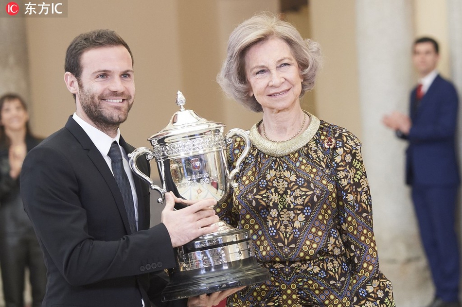 马塔在颁奖典礼现场与西班牙体育界的其他获奖名流交流，他侧耳倾听，神态放松，展现出在巨星云集的场合中同样备受欢迎的亲和力。