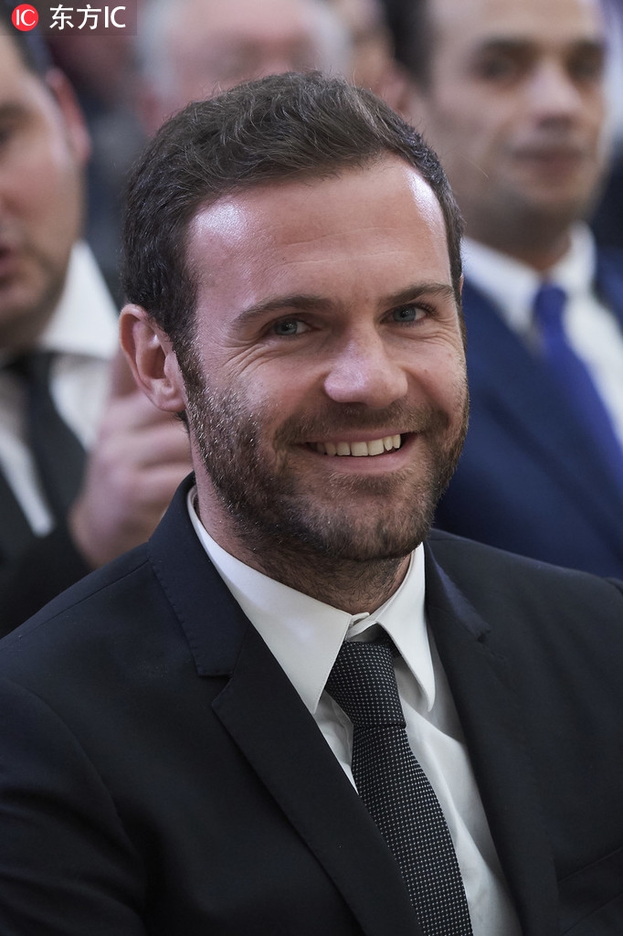 特写镜头下，马塔手中的公平竞赛奖杯在灯光下熠熠生辉，与他深邃而坚定的目光交相辉映，仿佛在无声地诉说着他对体育道德的不渝坚守。