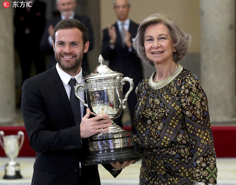 马塔身着一袭深色优雅西装，亮相马德里国家体育奖颁奖礼红毯，他面带谦和微笑，向人群挥手致意，绅士风度尽显。