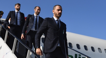 基耶利尼在训练中露出顽童般的笑容，与队友轻松逗趣