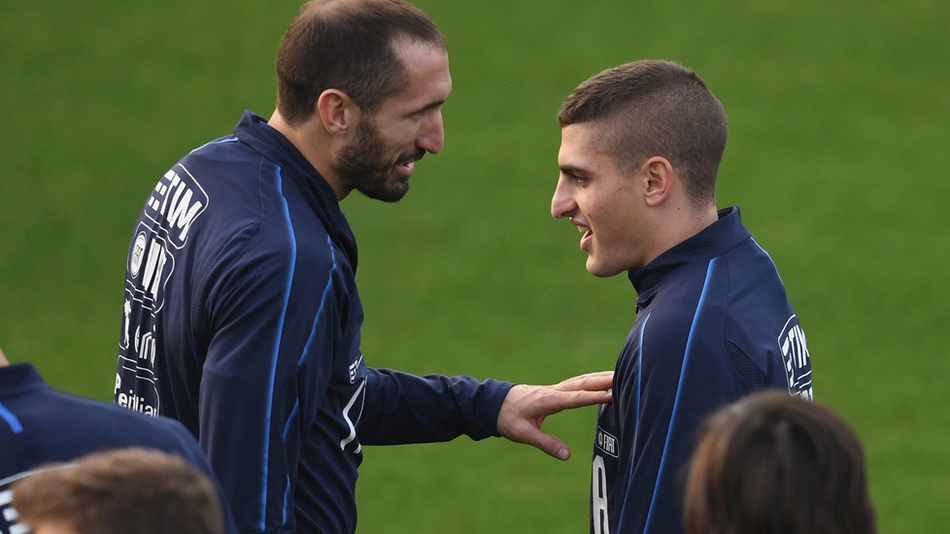 年轻球员托纳利在训练中认真聆听老将基耶利尼的指导