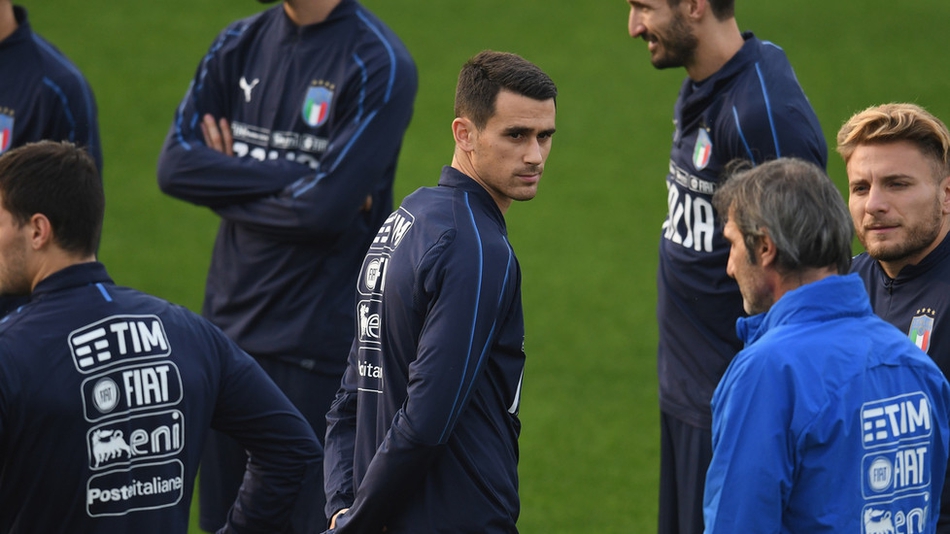 若日尼奥在传球练习中展现精准脚法，神情专注而自信