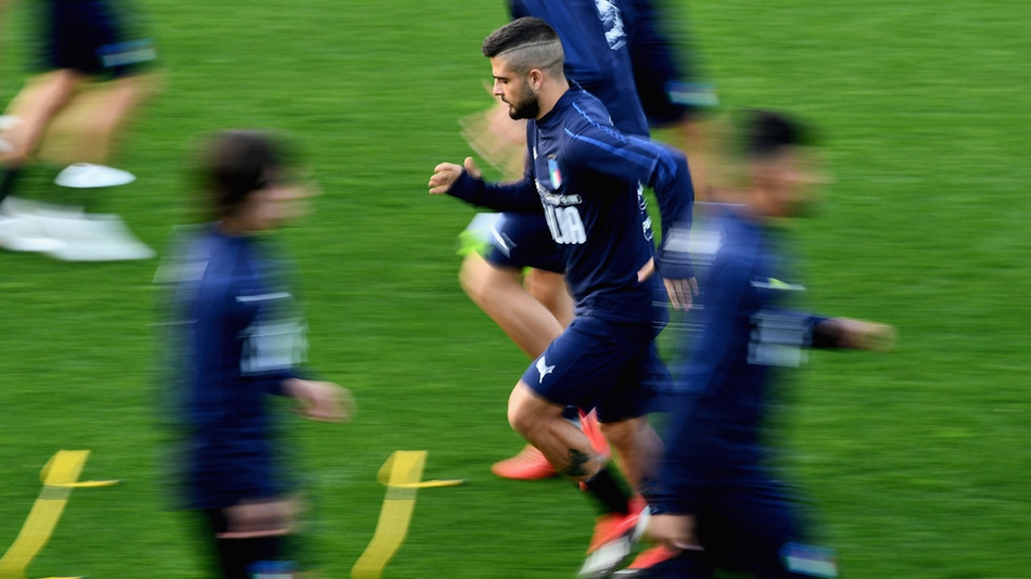 全队训练结束后围成一圈，高喊口号士气高昂