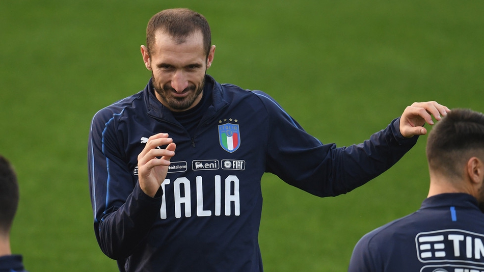 因西涅与队友进行抢圈游戏，脸上洋溢着孩子般的灿烂笑容