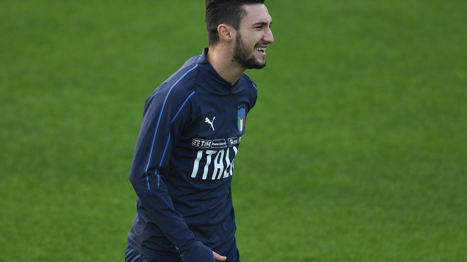 曼奇尼面带微笑在场边督训，为球员们的精彩表现鼓掌