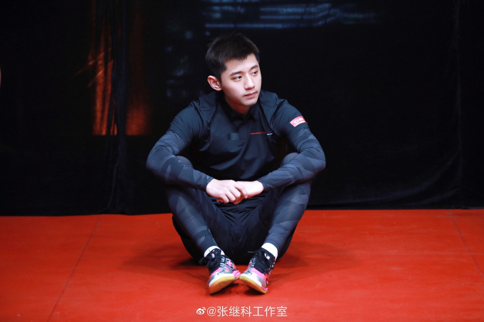 张继科身着黑色运动服打乒乓球