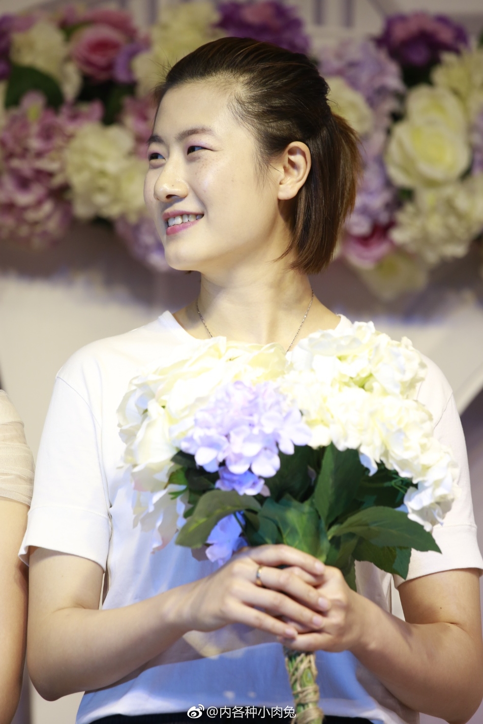 丁宁参加好友婚礼 拿捧花开心大笑