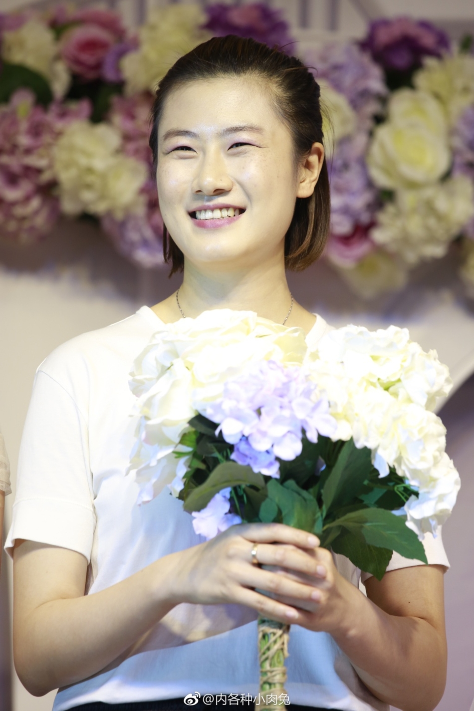 丁宁参加好友婚礼 拿捧花开心大笑