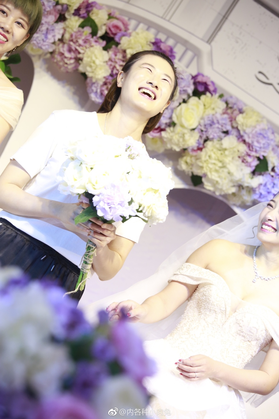 丁宁参加好友婚礼 拿捧花开心大笑