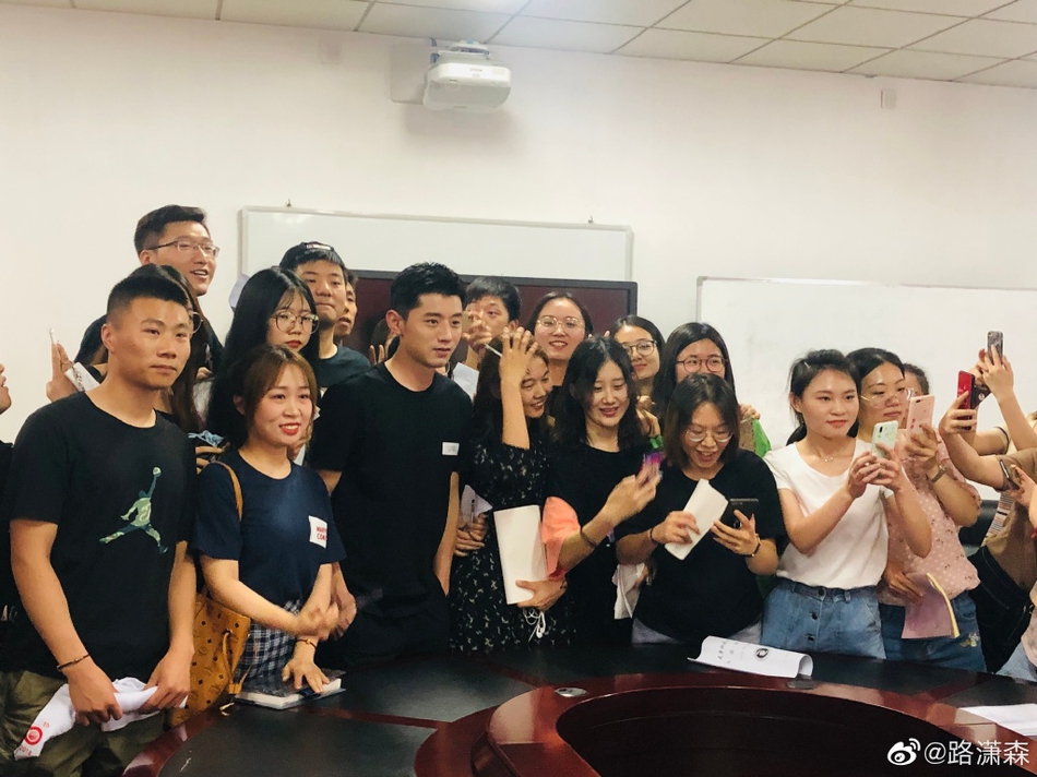 张继科硕士研究生答辩引学妹追捧