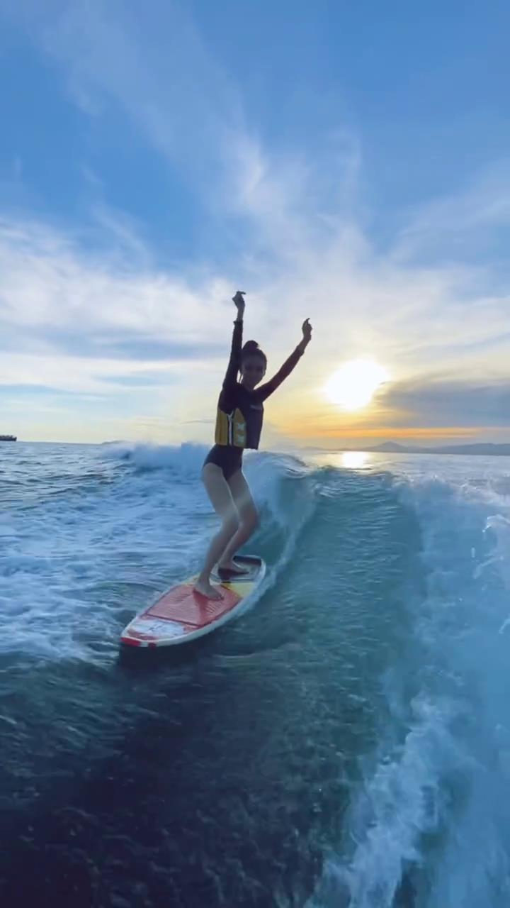 angelababy海上冲浪,angelababy海边冲浪 angelababy晒冲浪视频
