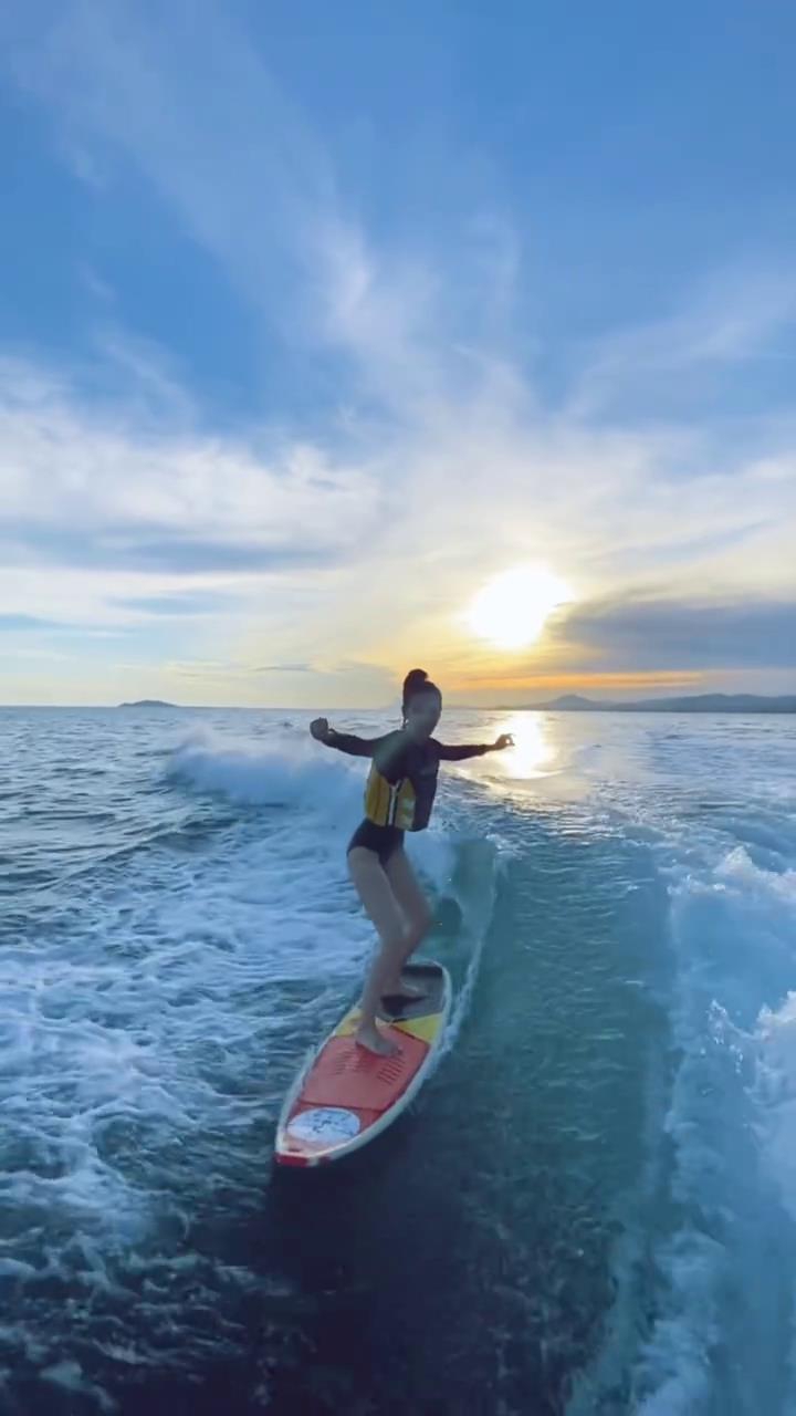 angelababy海边冲浪,angelababy海上冲浪 angelababy晒冲浪视频