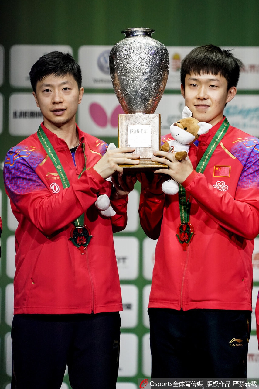 世乒赛马龙王楚钦男双捧杯