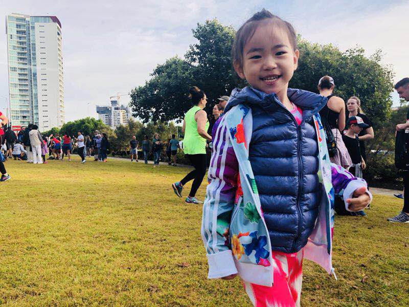 北京时间6月30日，黄小蕾成功完赛黄金海岸马拉松 5.7KM组，女儿闪宝各种搞怪啊，精灵古怪的小家伙很给力啊！