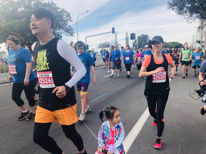 北京时间6月30日，黄小蕾成功完赛黄金海岸马拉松 5.7KM组，女儿闪宝各种搞怪啊，精灵古怪的小家伙很给力啊！