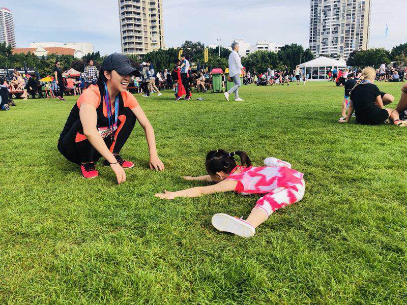 北京时间6月30日，黄小蕾成功完赛黄金海岸马拉松 5.7KM组，女儿闪宝各种搞怪啊，精灵古怪的小家伙很给力啊！