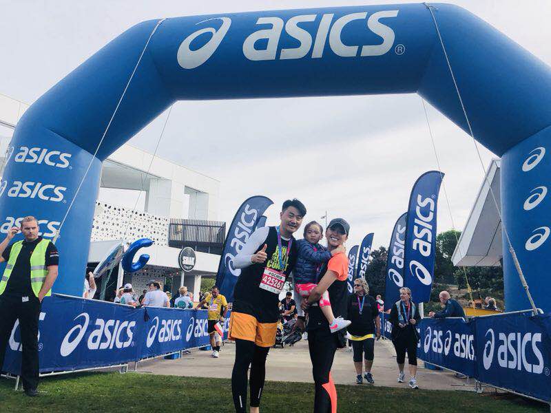 北京时间6月30日，黄小蕾成功完赛黄金海岸马拉松 5.7KM组，女儿闪宝各种搞怪啊，精灵古怪的小家伙很给力啊！