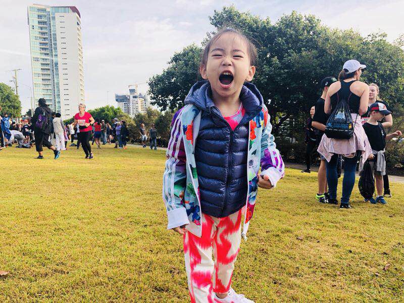 北京时间6月30日，黄小蕾成功完赛黄金海岸马拉松 5.7KM组，女儿闪宝各种搞怪啊，精灵古怪的小家伙很给力啊！