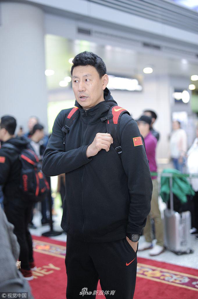 新生代锋线代表阿不都沙拉木神情轻松地推着行李车，阳光帅气的外形和沉稳的气质，预示着中国男篮未来的无限可能。