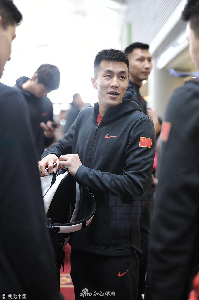 “大侄子”郭艾伦一身酷黑打扮，戴着耳机推着行李车，走路带风，脸上带着酷酷的表情，仿佛已经沉浸在赛场上的节奏中。