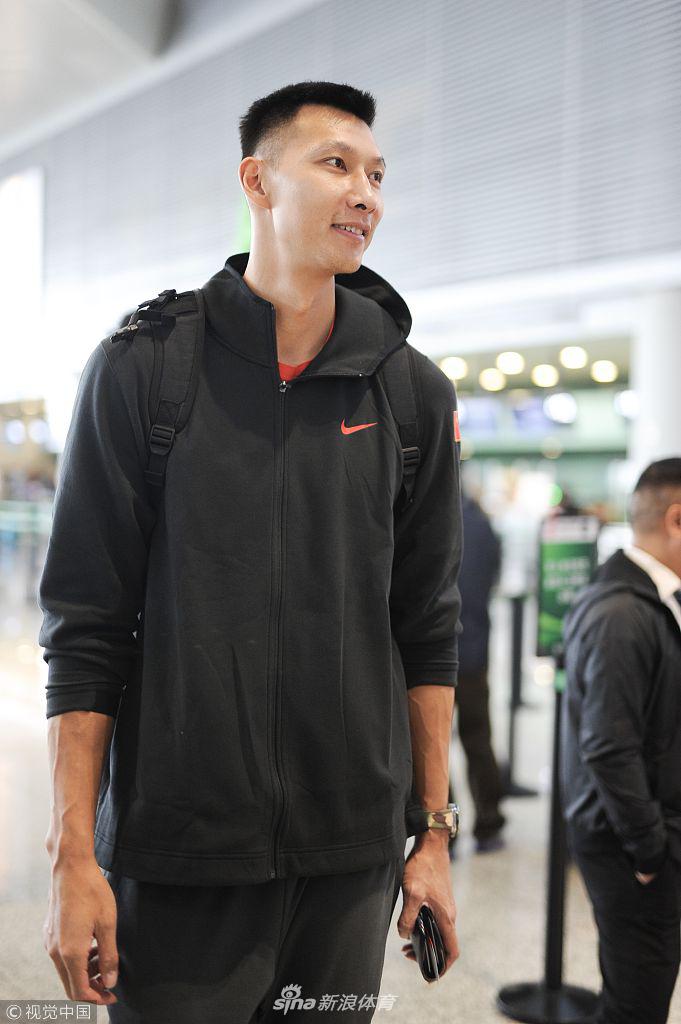心情大好的易建联身穿深色运动装，推着行李车走在最前方，面对镜头露出标志性的轻松微笑，仿佛鼻梁的护具从未影响过他的好心情。