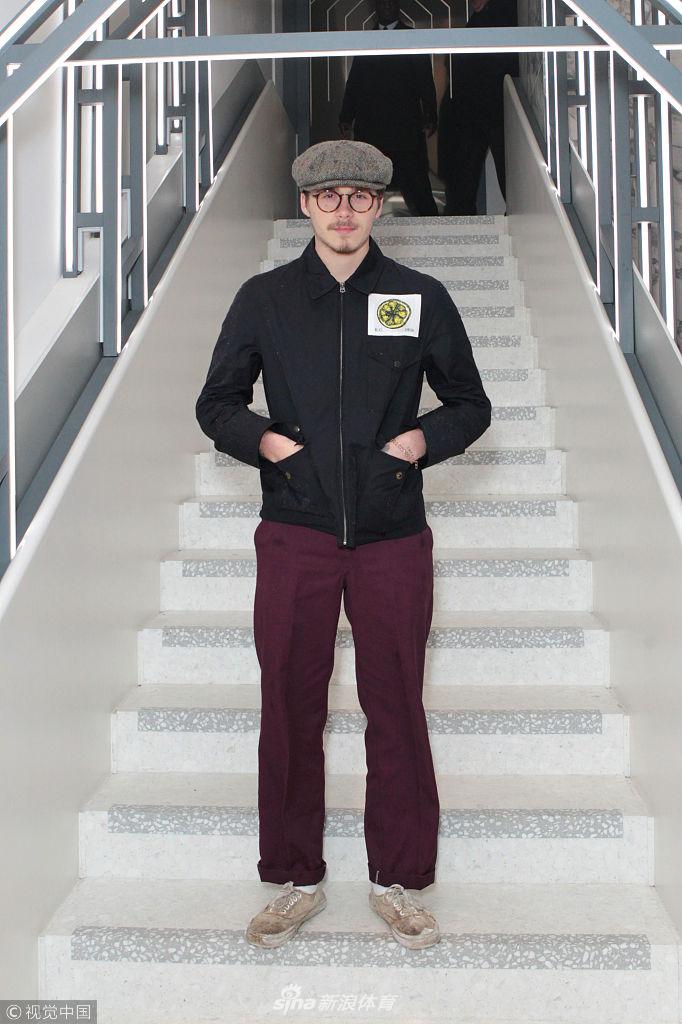 布鲁克林戴圆框眼镜略显紧张，报童帽下眼神闪烁，似乎在寻找父亲光环外的自我定位