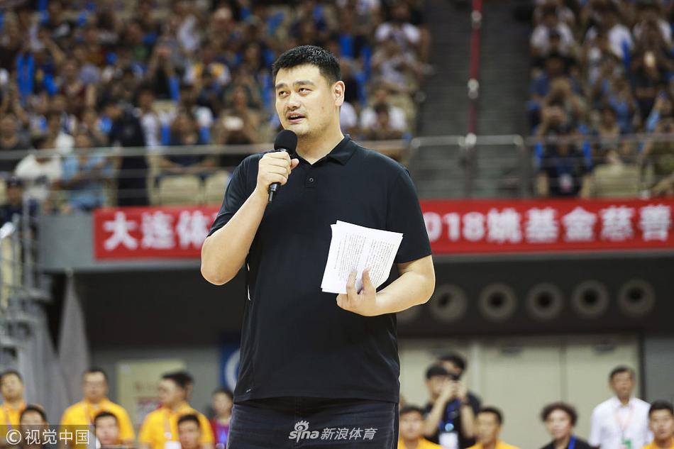 赛后,姚明、叶莉夫妇与中美双方全体球员以及可爱的希望小学孩子们在场地中央大合影,所有人的脸上都洋溢着幸福的笑容,定格了这充满大爱的瞬间。