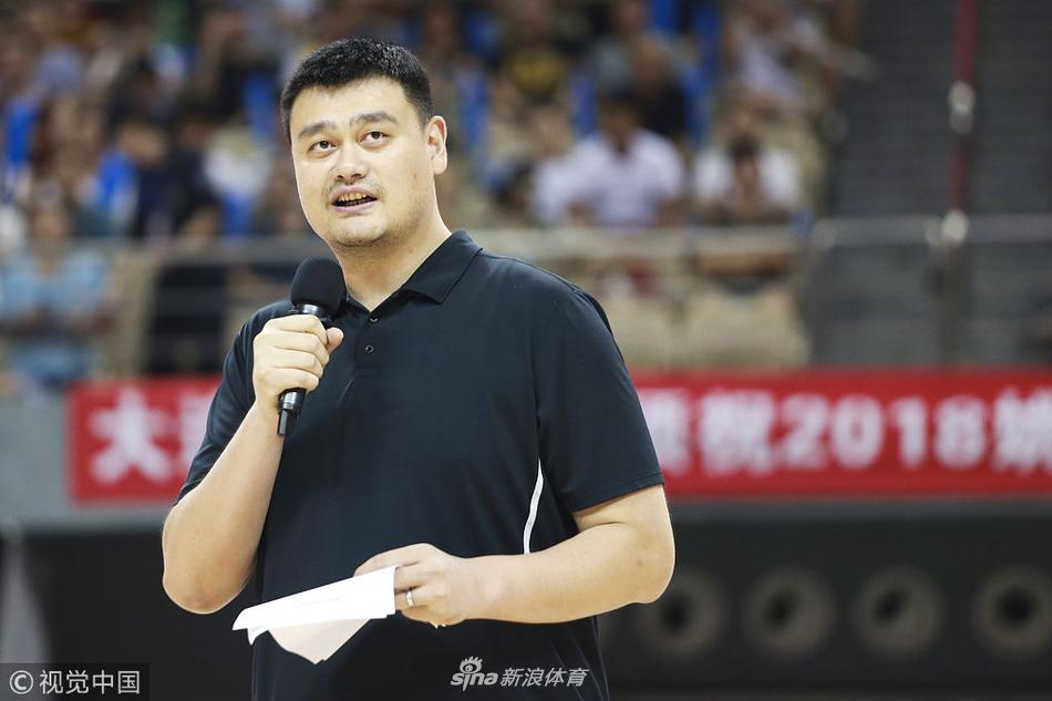 比赛间隙,凯文·乐福与中国球员韩德君在场上开怀大笑,韩德君甚至模仿抱起小球员的动作,两人轻松愉快的互动让整个场馆充满了欢乐的气氛。