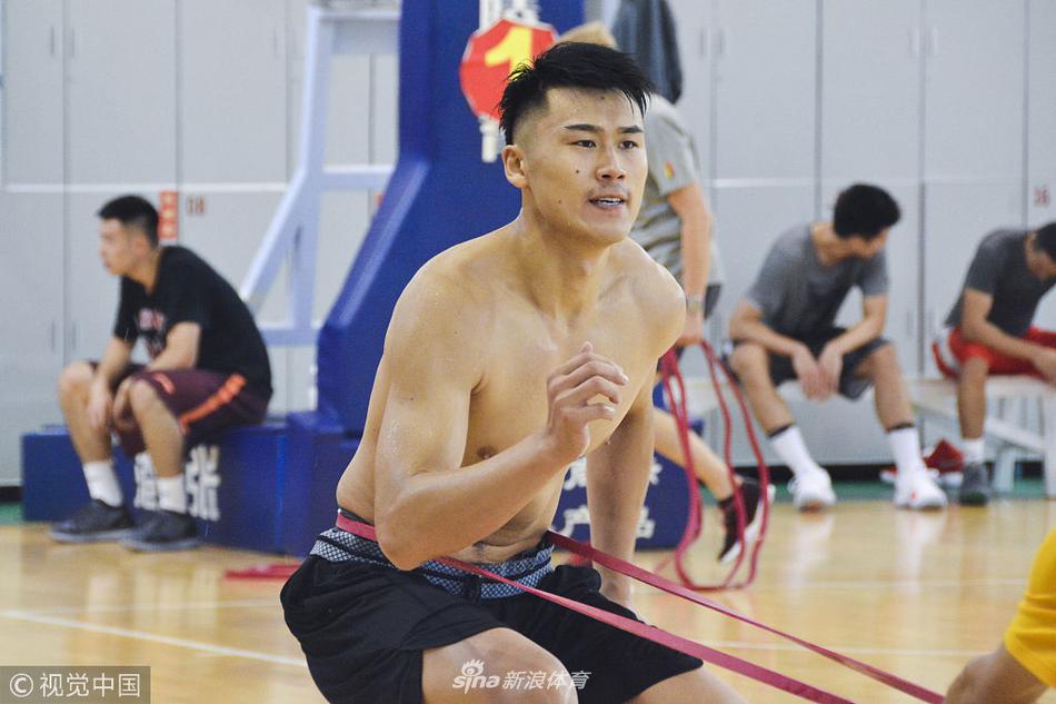 内线悍将贾诚赤裸上身，汗水在灯光下闪烁如油彩，他咬紧牙关奋力举起杠铃，每一块肌肉的线条都仿佛雕刻着对新赛季的渴望。