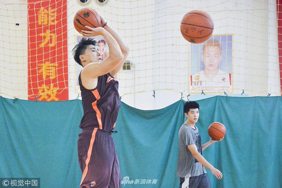 训练结束后的球场空旷而寂静，地板上倒映着顶棚的灯光，仿佛刚刚激烈的厮杀声还在空气中回荡，静待着新赛季的战鼓再次擂响。