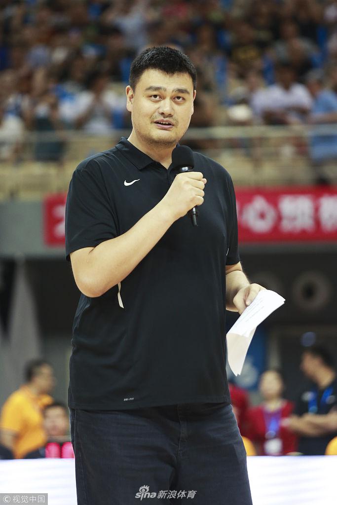 烈日当空,姚明弯腰俯身,耐心地指导着凌水小学的孩子们进行运球练习,他那巨大的身影与稚嫩的孩童形成鲜明对比,画面却异常和谐而温暖。