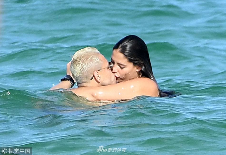 埃尔南德斯与女友度假 沙滩亲吻水中玩“亲亲”