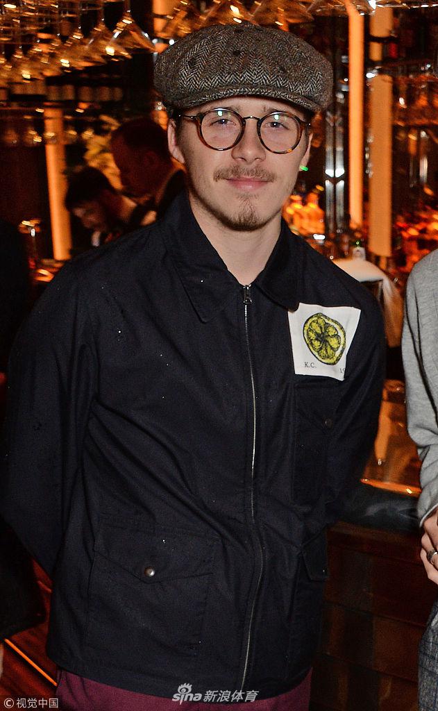 近距离特写中，布鲁克林唇上的胡须比以往浓密了一些，这是他试图摆脱男孩形象、向熟男进发的小小宣言