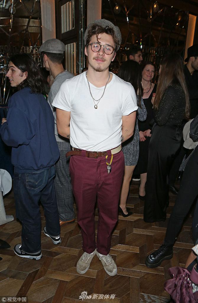 活动尾声，布鲁克林准备离开，他整理了一下报童帽，背影在伦敦的夜色中显得既熟悉又陌生