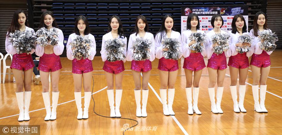 暂停时间里，啦啦队员们背对球场中央，面向看台与替补席，她们摆出富有创意的队形，挥舞着双臂引导全场观众呐喊助威，将主场气氛推向新的高潮。