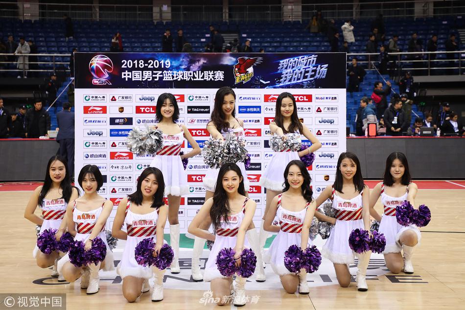 青岛国信体育馆内，篮球宝贝们扎着利落的高马尾，身着红白相间的活力套装，随着动感音乐奋力跃起，发丝在空中划出优美的弧线，瞬间点燃全场氛围。