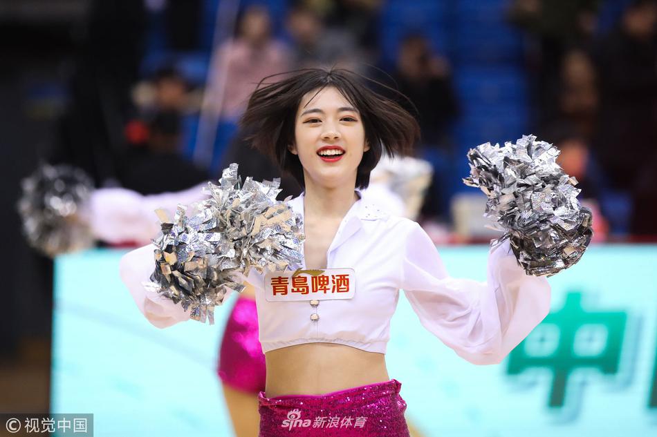 比赛进入官方暂停，宝贝们迅速变换队形，她们背对赛场，面向观众席展现出优美的背部线条与整齐的手势，将现场紧张的比赛氛围暂时转换为轻松的娱乐时光。