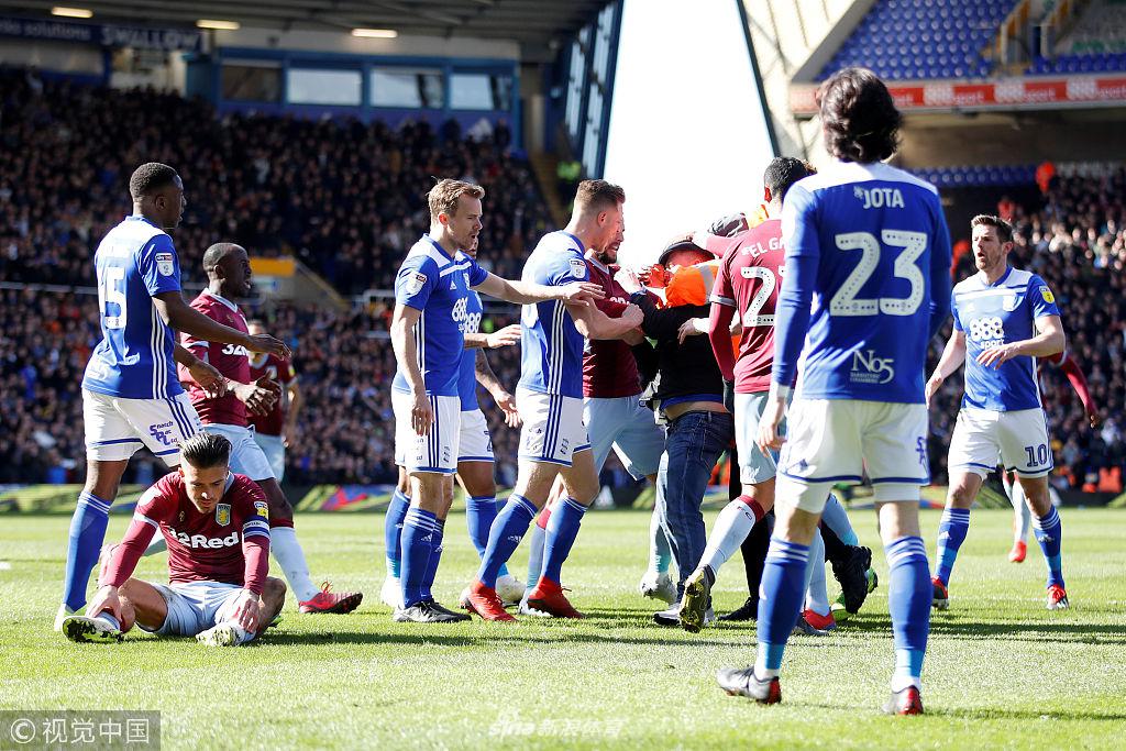 比赛结束后，维拉全队围在一起庆祝这场艰难的胜利，队长格拉利什站在中间，他的脸上写满了坚毅与骄傲，这场由暴力开场却以足球精神收尾的比赛，将成为他职业生涯中最难忘的记忆之一。