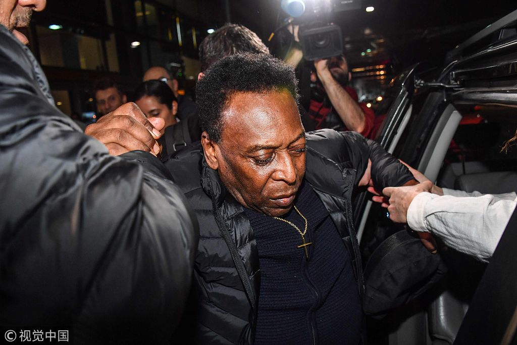 轮椅缓缓前行，球王的身影在机场玻璃幕墙透过的阳光下显得宁静而肃穆。护工推着他走向登机口，贝利抬着头，似乎在与身边的人交流着什么。这个曾经在绿茵场上纵横驰骋、接受过无数国王总统接见的传奇人物，此刻只是一位需要被照顾的普通老人，平静地接受着生活的安排。