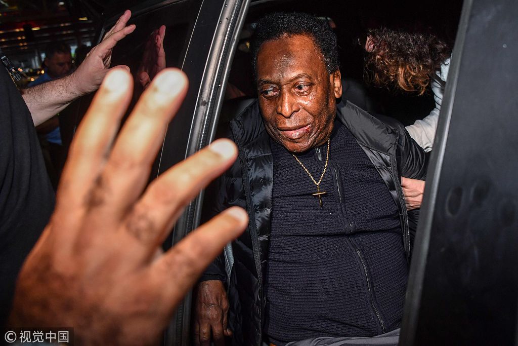 在机场的通道里，家人正在细心地照顾着贝利。一双温暖的手轻轻搭在他的肩上，为他整理衣物。贝利微微侧身，似乎在回应着家人的关怀。这温情的一幕，让人看到即便贵为球王，在生命的这个阶段，最需要的依然是亲人的陪伴与支持，暖黄的灯光洒在他们身上，定格了一个充满爱意的瞬间。