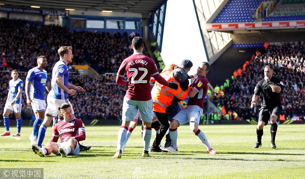 打入全场唯一进球后，格拉利什在队友的簇拥下疯狂庆祝，所有的压力和愤怒在这一刻得到释放，他用最职业的方式回应了暴力，成为了这个夜晚真正的英雄。