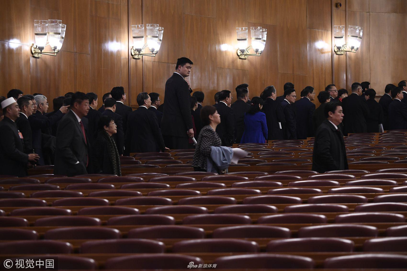 在会议间隙，姚明在座位上和身边的委员热聊，脸上露出难得的轻松笑容，这短暂的瞬间让人们看到这位篮协主席在严肃履职之外随和亲切的一面。