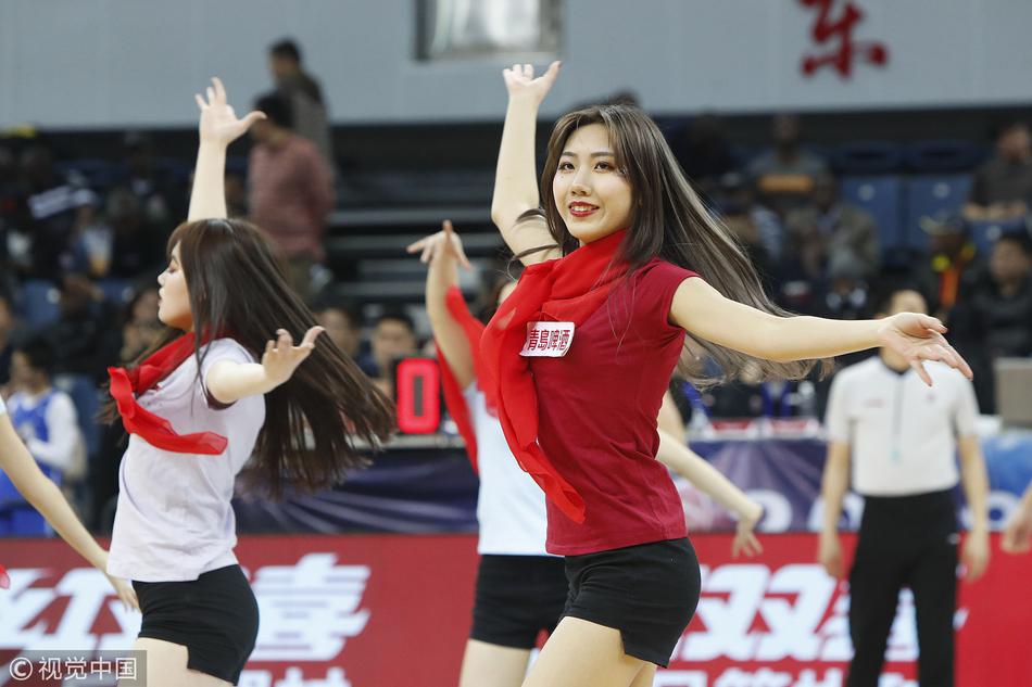 即使是近距离的特写镜头,也捕捉不到任何疲惫,只有那弯成月牙的笑眼和因为用力呐喊而微微泛红的脸颊,洋溢着自信的美。