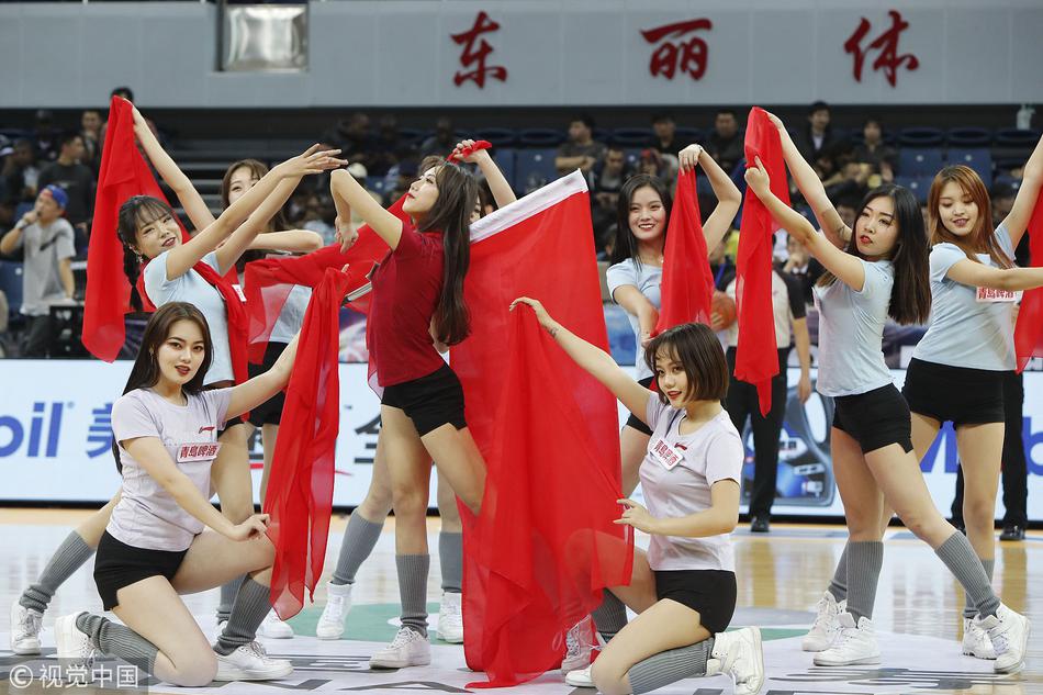 身着红白相间队服的啦啦队员手持花球,眼神坚定而明亮,灿烂的笑容如同当夜体育馆内最闪耀的星光。